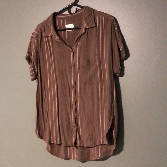 American Eagle Outfitters Tops - AE short sleeve button up in olive green!